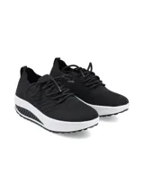 Zapatilla Hush Puppies ultra liviana y flexible con capellada de flyknit azul, efecto guante que se adapta a la forma de cada pie. Posee una serie de orificios pequeños que permiten la circulación del aire, lo que ayuda a mantener los pies frescos durante su uso. Cuenta con una plantilla de tecnología memory foam que otorga mayor amortiguación al caminar.