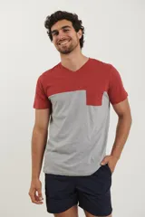 Remera de hombre con cuello en V, parte superior negra y parte inferior gris con bolsillo en el pecho.