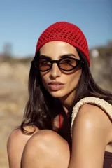 Gorro negro tejido a crochet con diseño calado.