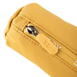Neceser rectangular color mostaza, con cierre superior y logo 'XL' estampado en el frente.