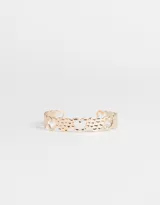 Brazalete rígido dorado con diseño de corazones calados.