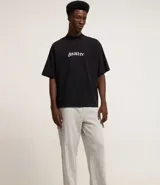 Pantalón baggy negro de algodón y poliéster, con cintura elástica ajustable con cordón, bolsillos laterales tipo cargo y bolsillo trasero.