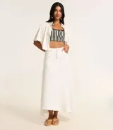 Pollera midi de jeans blanca, con trabillas en la cintura, cierre tradicional, bolsillos y ruedo asimétrico deshilachado.