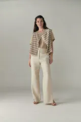 Chaleco marrón con solapas amplias y terminaciones envivadas. Diseño reversible y sin mangas.