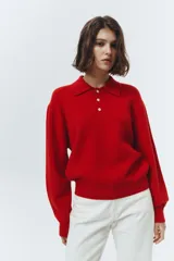 Sweater de tejido de punto color rojo, con cuello tipo polo abotonado y calce levemente holgado. Presenta terminaciones elásticas en puños y bajo.