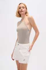 Body color gris topo de poliéster, al cuerpo, con cuello halter y espalda descubierta.