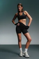 Calza biker deportiva negra, tiro alto, confeccionada en poliéster y elastano.