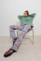 Pantalón largo de gabardina elastizada con estampado patchwork a cuadros en tonos azul, rojo, amarillo y negro.