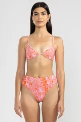 Conjunto de bikini de dos piezas con estampado de flores y caritas sonrientes en tonos rosados y naranjas. El corpiño es triangular con breteles finos y la bombacha es de tiro alto con cobertura mínima.