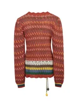 Sweater tejido con cuello redondo y amarre en la cintura, con diseño de punto calado y franjas horizontales en el pecho en tonos blanco, marrón, amarillo, azul y verde.