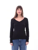 Remera negra de algodón con escote en V y mangas largas.