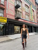 Musculosa marrón de tejido de punto con brillo, escote en V y espalda descubierta.