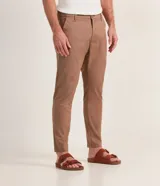Pantalón de vestir color gris claro, de corte slim fit y largo cropped.
