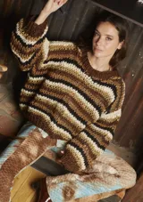 Sweater tejido a mano de lana multicolor, con cuello redondo y mangas largas abullonadas.