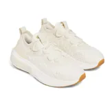 Championes Under Armour UA W Phantom 4 para mujer, color crema con suela marrón.
