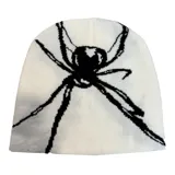 Gorro de lana blanco con dibujo de araña negra.