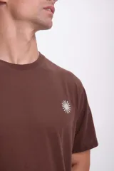 Remera de corte clásico, color beige, con un pequeño logotipo en el pecho.