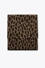 Bufanda rectangular color marrón con estampado de leopardo y flecos cortos en los extremos.