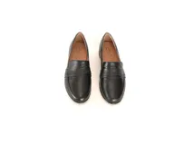 Mocasín de cuero negro con detalle de costuras en el empeine.