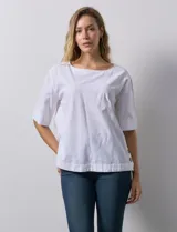 Blusa azul marino de algodón marca Erika, de manga corta amplia, con cuello redondo y botones decorativos en los laterales.