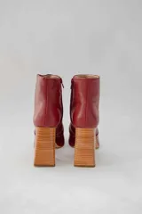 Botines negros de cuero con plataforma y tacón cuadrado. Cierre con cremallera lateral.