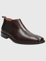 Bota Chelsea de cuero color bordó, con elástico lateral y suela de goma.