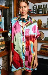 Camisola corta de seda estampada con cuello camisero, calce holgado y mangas cortas.