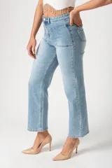 Jeans de corte recto en color celeste, con detalles de costura y ajuste en la cintura.