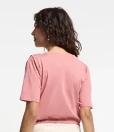 Remera rosa de algodón con cuello redondo, manga corta, pliegues en los hombros y elástico en el bajo.