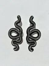 Aros colgantes con forma de serpiente azul contorneada con strass plateado.