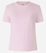 Remera básica de media malla color blanco, con cuello redondo y mangas cortas.