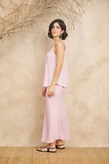 Pollera midi evasé color marrón confeccionada en lino natural con elástico en la cintura.