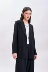 Blazer negro de lyocel con solapas clásicas, corte recto y bolsillos delanteros.