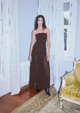 Vestido strapless negro con lunares blancos, confeccionado en jersey elastizado, con fruncido en laterales, y falda larga de gasa fruncida.