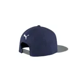 Gorra Puma negra con visera plana y logo de la marca bordado en blanco en el frente.
