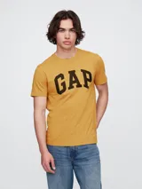 Remera color verde con logo GAP estampado en el pecho.
