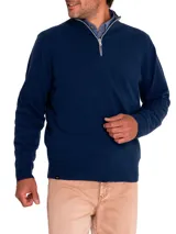 Sweater color beige de cuello alto con medio cierre, confeccionado en hilado italiano que combina lana extrafina y cashmere.
