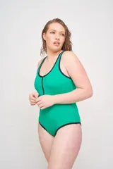 Malla entera de lycra negra, con espalda deportiva y cierre frontal.