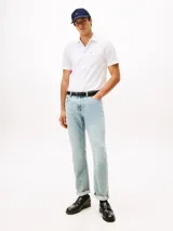 Camisa de manga corta blanca con textura seersucker, cuello clásico y cierre frontal de botones. Presenta un pequeño logo bordado en el pecho.