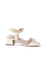 Sandalias de tacón color crema, con capellada y forro de cuero, plantilla de cuero, taco cuadrado y pulsera con hebilla al tobillo.