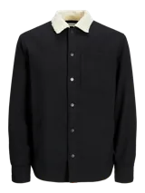Sobrecamisa negra de manga larga con cuello clásico y fit relajado. Tiene cierre de botones, un bolsillo en el pecho y forro interno de borreguito color crema.