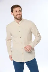 Camisa beige de lino y algodón, de manga larga y cuello mao.