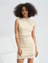 Vestido corto ajustado color beige, con cuello alto y sin mangas.