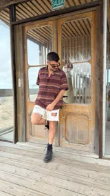 Camisa oversize de seda con estampado geométrico en tonos marrón, rojo y blanco.