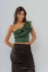 Top verde esmeralda de un solo hombro con volados y brillos.