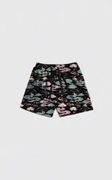 Short de baño negro con estampado de nubes en tonos celeste, rosa y blanco.
