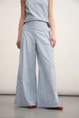 Pantalón palazzo a rayas verticales color beige y blanco, de tiro alto y corte amplio.