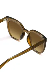 Lentes de sol con montura color marrón y lentes degradadas. Fabricados con materiales reciclados.