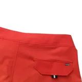 Bermuda de baño naranja con degradado a amarillo y tres franjas horizontales blancas en la pierna izquierda.