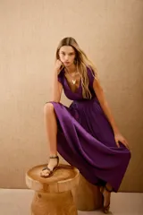 Vestido largo violeta con escote en V y mangas cortas.